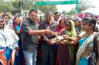 आंगनबाड़ी कार्यकर्ता व सहायिकाओं ने भीख मांग कर सरकार के खिलाफ किया प्रदर्शन