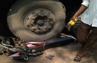 ट्रक चालक ने बाइक सवार को ठोका, पति को आई चोट, पत्नी अस्पताल दाखिल