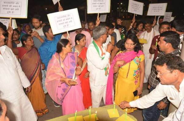 Photo Gallery : जिला कांग्रेस ने टीपी नगर चौक तक निकाला कैण्डल मार्च