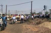 फाटक खुलने के इंतजार में एक घंटे तक चिलचिलाती धूप में खड़े रहे राहगीर