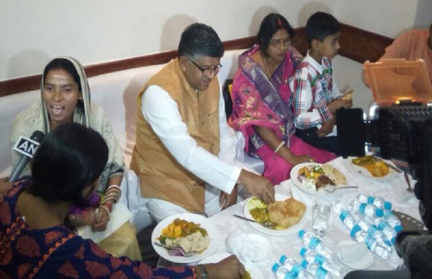 पांच सितारा होटल में दलित परिवार के साथ लंच करते कानून मंत्री रविशंकर प्रसाद