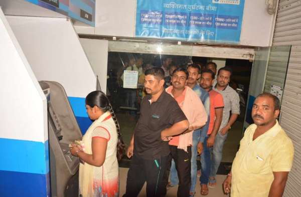 VIDEO GALLERY : एसबीआई ने एटीएम का शटर किया डाउन, शहर में कैश के लिए बड़ी किल्लत