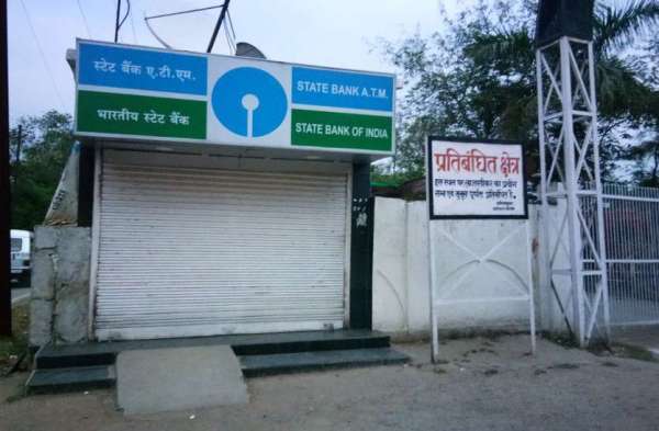 VIDEO GALLERY : एसबीआई ने एटीएम का शटर किया डाउन, शहर में कैश के लिए बड़ी किल्लत