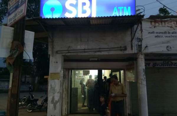 VIDEO GALLERY : एसबीआई ने एटीएम का शटर किया डाउन, शहर में कैश के लिए बड़ी किल्लत