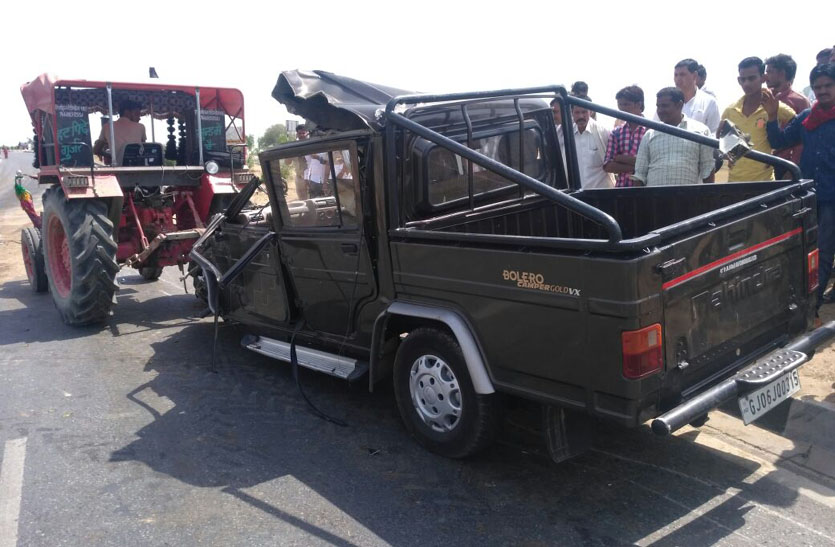 पिकअप व कार में हुई टक्कर