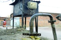 गहराने लगी पानी की समस्या, जल स्तर नीचे जाने से हैण्डपंप से नहीं आ रहा पानी