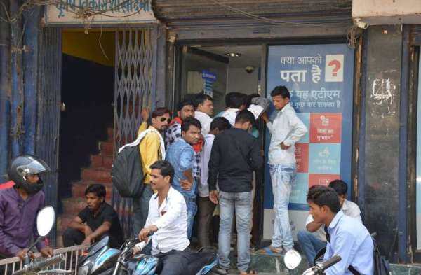 ATM Par note bandi jese halaat...