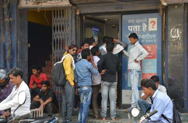 ATM Par note bandi jese halaat...