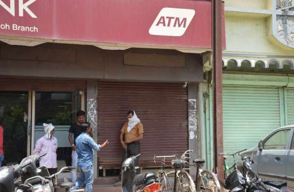 ATM Par note bandi jese halaat...