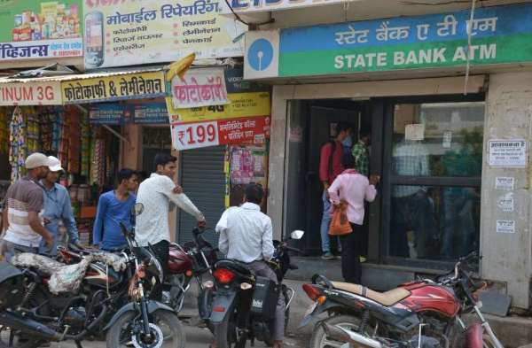 ATM Par note bandi jese halaat...