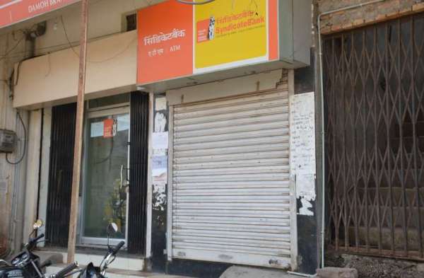 ATM Par note bandi jese halaat...