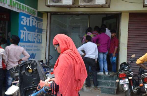 ATM Par note bandi jese halaat...