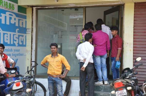 ATM Par note bandi jese halaat...