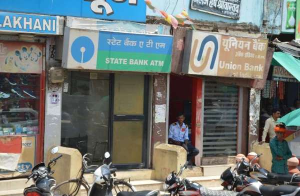 ATM Par note bandi jese halaat...