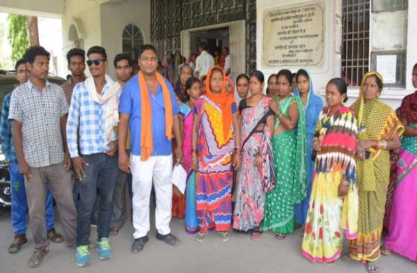 Photo Gallery : दो माह से बिजली बंद से परेशान इस गांव के ग्रामीण  पहुंचे कलेक्टोरेट, सौंपा ज्ञापन, समस्याएं और भी पढि़ए खबर...