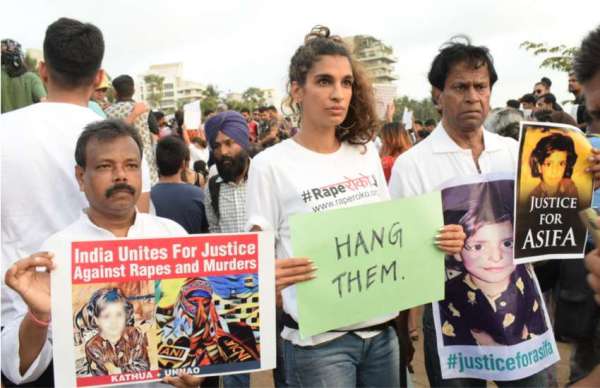 कठुआ-उन्नाव मामलें में इंसाफ की मांग को लेकर सड़कों पर उतरे बॉलीवुड के सेलेब्स