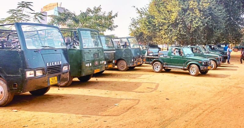  शिल्पग्राम में खड़े पर्यटन वाहन।