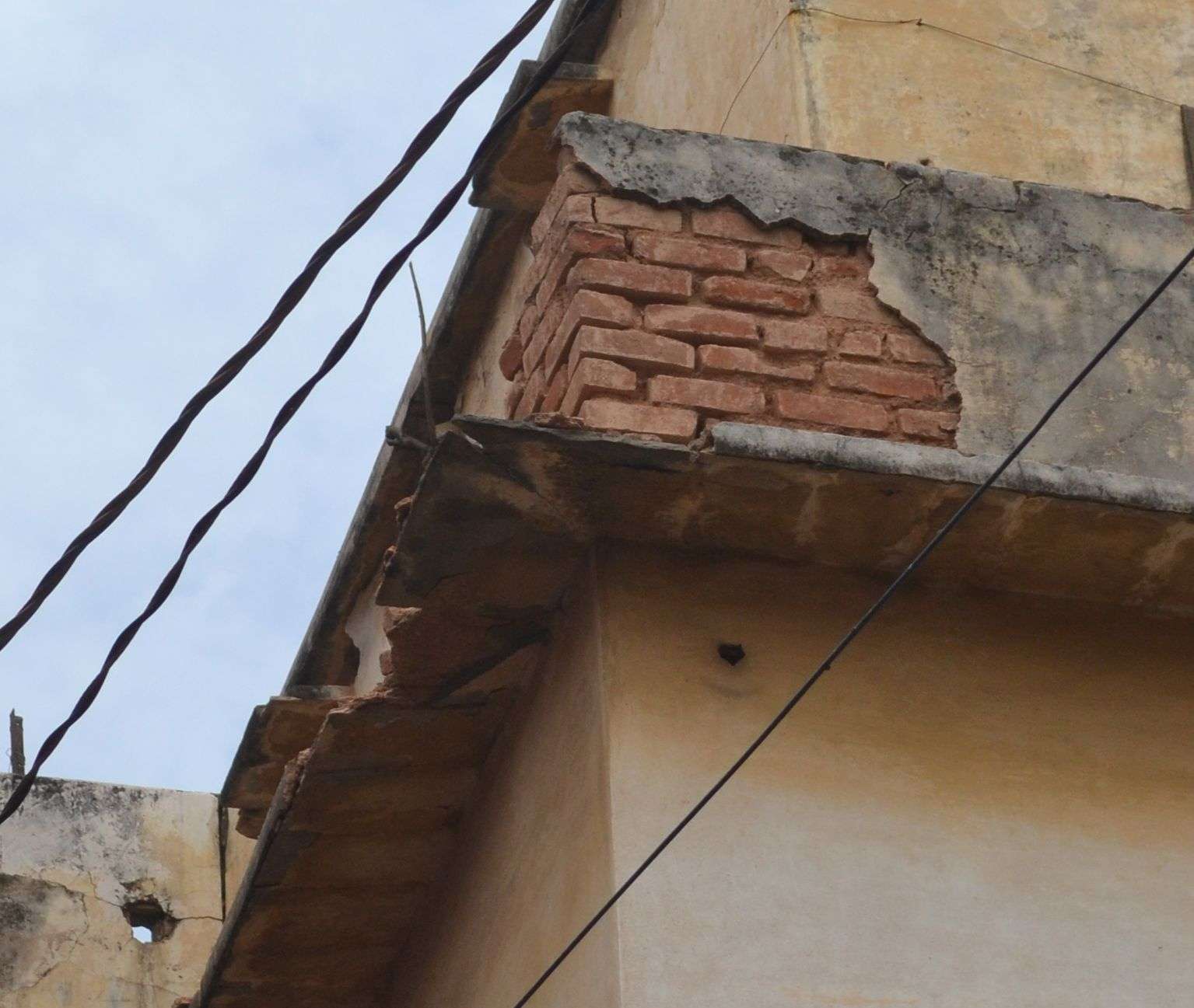 PLASTER OF OLD BUILDING FALL DOWN IN ALWAR