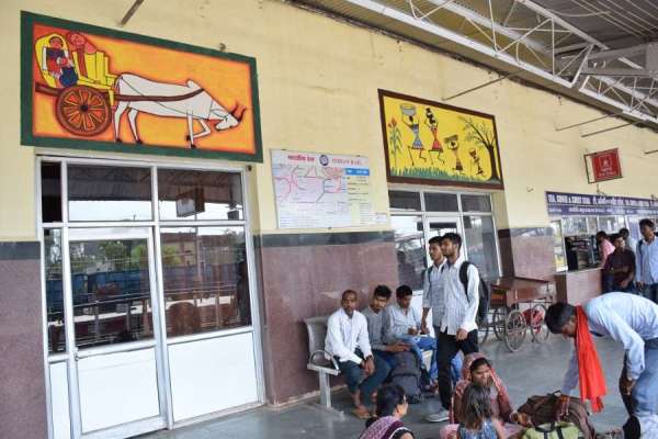 एमपी के इस रेलवे स्टेशन में चित्रकारों ने दिखाया हुनर, देखें इन तस्वीरों में