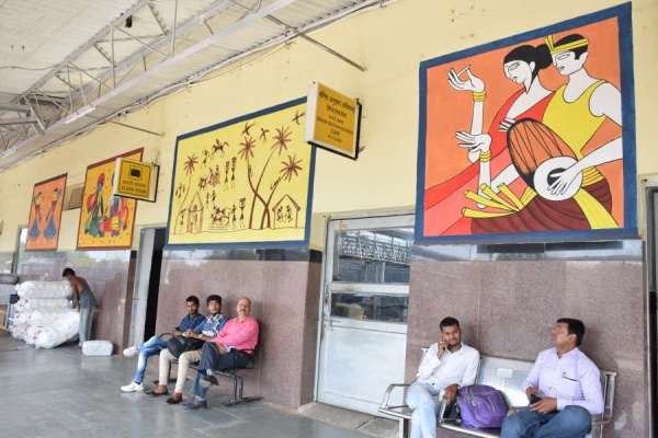 एमपी के इस रेलवे स्टेशन में चित्रकारों ने दिखाया हुनर, देखें इन तस्वीरों में