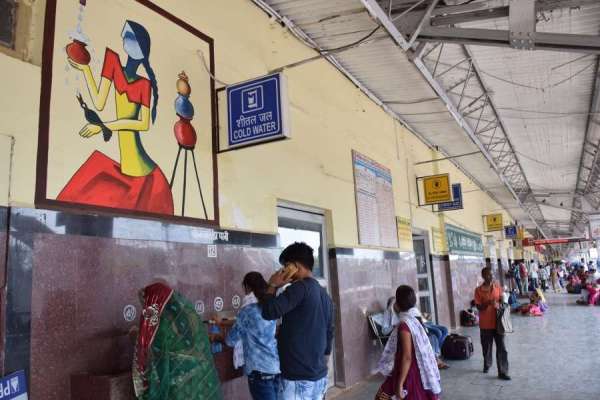 एमपी के इस रेलवे स्टेशन में चित्रकारों ने दिखाया हुनर, देखें इन तस्वीरों में