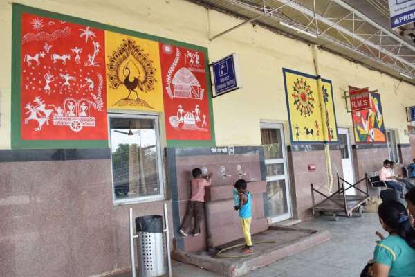 एमपी के इस रेलवे स्टेशन में चित्रकारों ने दिखाया हुनर, देखें इन तस्वीरों में