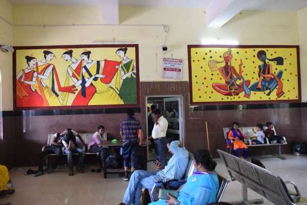 एमपी के इस रेलवे स्टेशन में चित्रकारों ने दिखाया हुनर, देखें इन तस्वीरों में