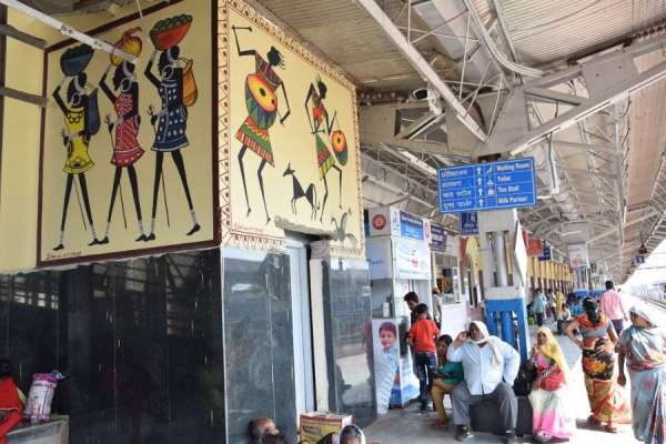 एमपी के इस रेलवे स्टेशन में चित्रकारों ने दिखाया हुनर, देखें इन तस्वीरों में