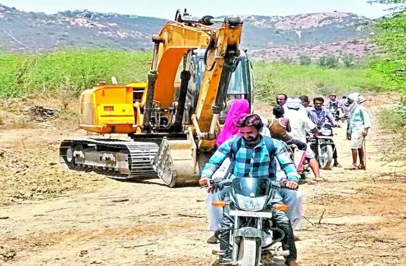 मार्ग की पटरियों को ठीक करती एलटी मशीन।