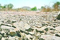 बालोतरा-जसोल बायपास सड़क पर बिखरी कंकरीट।   