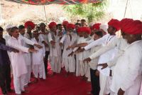 बालोतरा. शहर के देवासी समाज भवन में राजनीति में स्वच्छता का संकल्प लेते लोग।