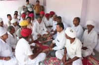  बालोतरा में आयोजित एक सामाजिक सभा में अक्षय तृतीया पर शगुन देखते लोग।