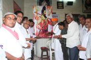 बालोतरा. शहर के वनखण्डी महादेव मंदिर में भगवान परशुराम की तस्वीर के समक्ष पुष्प अर्पित करते श्रद्धालु।