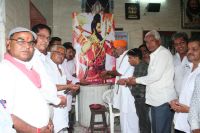 बालोतरा. शहर के वनखण्डी महादेव मंदिर में भगवान परशुराम की तस्वीर के समक्ष पुष्प अर्पित करते श्रद्धालु।