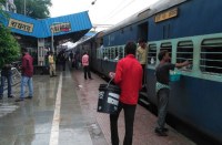 जीआरपी के माध्यम से प्लेटफार्म पर चस्पा किए जा रहे हैं पोस्टर