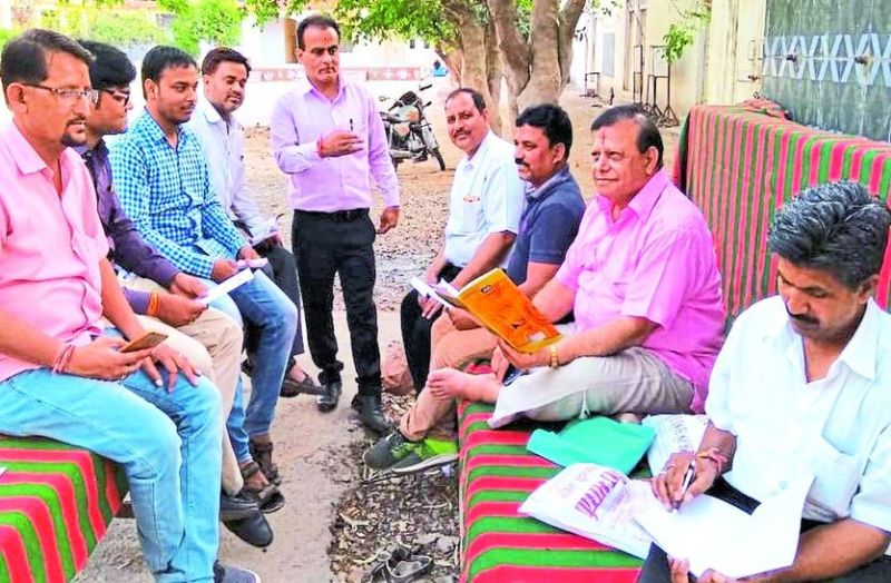  तैयारियों पर चर्चा करते समाज के  लोग