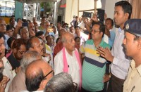 एआरएम बोले कुछ नई ट्रेनों का परिचालन समय बदलकर किया जा सकता है गुरूवार की दोपहर कोरबावासी गीतांजलि भवन के समीप भारी मात्रा में इक_ा होकर रेलवे स्टेशन पहुंचे। जोरदार नारेबाजी करते हुए सभी ने बंद की गई 3 ट्रेनों व इंटरसिटी एक्सप्रेस को पुन: जल्द चालू कराने के लिए एआरएम आदित्य गुप्ता को डीआरएम के नाम का ज्ञापन सौंपा। आक्रोशित लोगों को समझाते हुए गुप्ता ने कहा कि वर्तमान में चांपा से नैला के बीच हसदेव नदी पर बने पुल की नींव बेहद जर्जर अवस्था में है।  जहां से किसी भी प्रकार की ट्रेनों का परिचालन बेहद खतरनाक साबित हो सकता है। इस वजह से यहां की तीन में एक लाईन को पूरी तरह से सस्पेंड कर दिया गया है। शेष दो लाईन से ट्रेनो का परिचालन किया जा रहा है। उम्मीद है कि सस्पेंड लाईन को 10 से 15 दिनो में पुन: शुरू किया जाएगा। जहां से एक-एक कर सभी बंद ट्रेनों को फिर से शुरू किया जाएगा। मेरे द्वारा रेल प्रशासन का एक पत्र भी भेजा गया कि जिसपर जीएम कार्यायल में चर्चा चल रही है।  ऐसी संभावना है कि दोपहर व शाम वाली जो ट्रेनें फिलहाल बंद हुई है। उनके स्थान पर कोई और ट्रेन समय बदलकर शुरू की जाए। ताकि लोगों को परेशानी से निजात मिल सके। इन बातों को सुन रहे लोगों ने दो टूक शब्दों में एआरएम से कहा कि केवल यात्रि ट्रेने ही बंद हैं। जबकि मालगाड़ी से कोयला लदान जारी है।  रायगढ़ की तरफ से आने वाली ट्रेनें भी प्रभावित नहीं हुई है। केवल कोरबा की जनता से सौतेला व्यवहान किया जा रहा है। यात्रि ट्रेन शुरू नहीं हुई तो कोयला ढुलाई को भी पूरी तरह से बंद कर दिया जाएगा। इस दौरान जनता कांग्रेस के जिलाध्यक्ष शिव अग्रवाल, रामसिंह अग्रवाल, अर्चना उपाध्याय सहित कांग्रस से राजकिशोर प्रसाद, श्याम सुंदर सोनी, संयोजक मुरलीधर मखीजा के साथ शहर के विभिन्न क्षेत्रों व सामाजिक संगठनों के लोग मौजूद रहे।