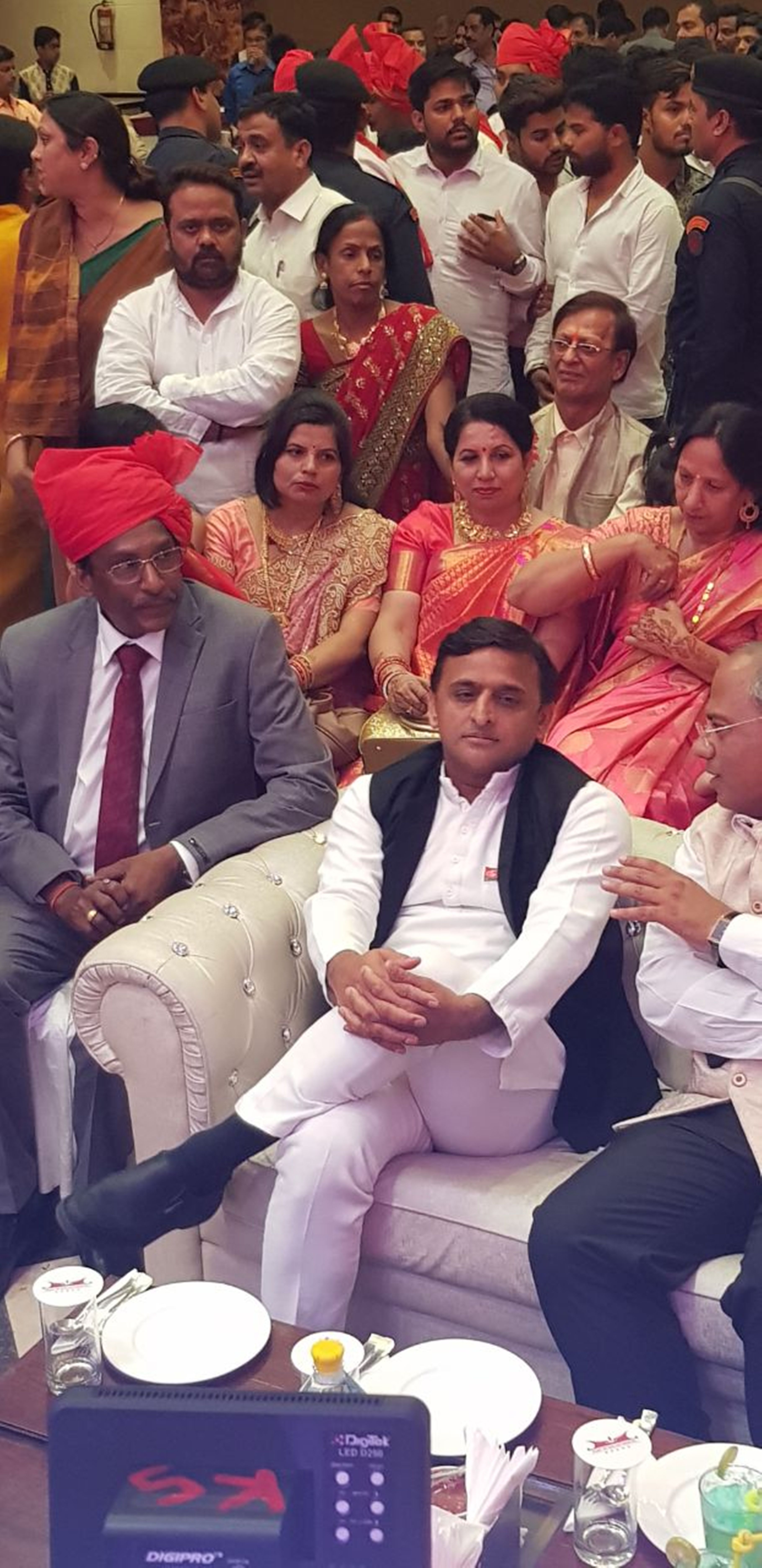 शादी समारोह में पत्नी कें साथ पहुंचे कानपुर, वर-वधु का दिया आर्शीवाद