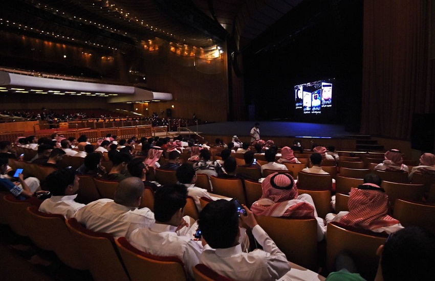 सऊदी अरब में पहली बार सिनेमाघर में बैठकर फिल्म देखते लोग