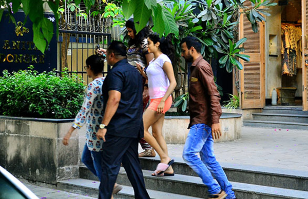 इस अंदाज में बहन सोनम की शादी की शॉपिंग करती दिखी जाह्नवी कपूर