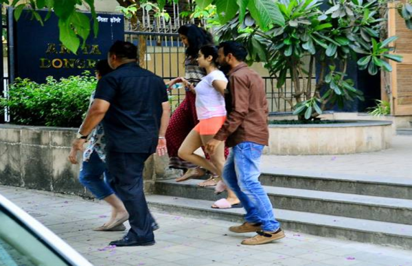 इस अंदाज में बहन सोनम की शादी की शॉपिंग करती दिखी जाह्नवी कपूर