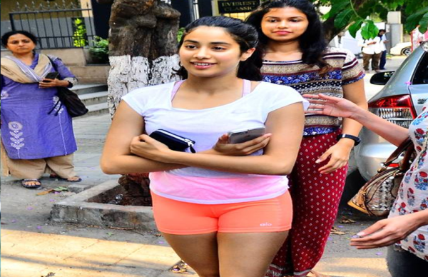 इस अंदाज में बहन सोनम की शादी की शॉपिंग करती दिखी जाह्नवी कपूर