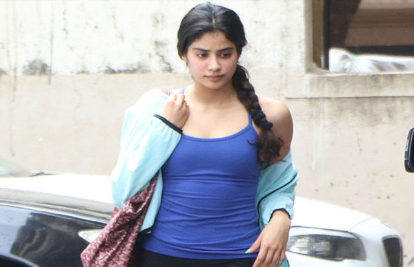 इस अंदाज में बहन सोनम की शादी की शॉपिंग करती दिखी जाह्नवी कपूर