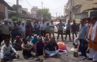 married women committed suicide after 50 wedding year,bride commits suicide after marriage  ,Suicide in women ,How To Attract A Married Woman To LOVE You ,married girl loves me ,old man With A Little Girl MMS,Jabalpur,crime,