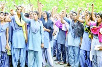 संस्था की अन्य छात्राओं ने इसे मनगढ़ंत कहानी बताते हुए रैली निकालकर कलक्टर के नाम ज्ञापन सौंपा