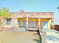  पाटोदी क्षेत्र के भाटियों की ढ़ाणी गांव में सूना पड़ा सरकारी स्कूल भवन।
