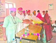 कुशीप के अटल सेवा केंद्र में उपभोक्ताओं को नि:शुल्क गेस वितरित करते अतिथि।