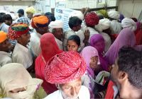 अजीत एसबीआइ शाखा में कार्मिकों की कमी के चलते कतारों में खड़े उपभोक्ता