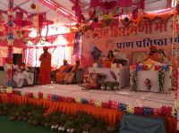 दूदवा में आयोजित भागवत कथा के दौरान प्रवचन देते संत