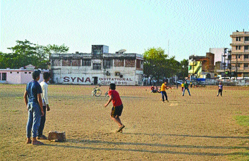 young people is playing cricket